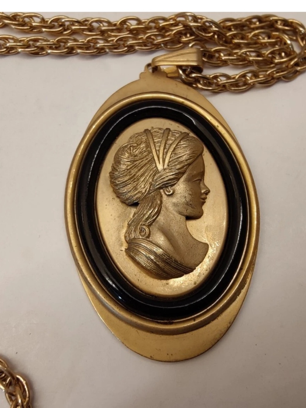 Vintage Gold Cameo Pendant Necklace - Women's Jewelry